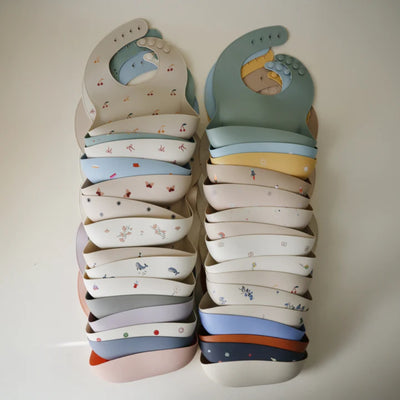 Babador De Silicone Infantil Mushie Fairy Mice - Bolso Coletor